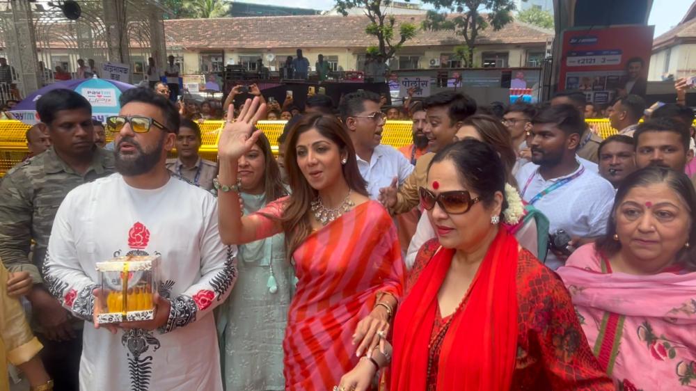 shilpa-shetty-and-her-family-visited-lalbaugcha-raja-to-seek-the-blessings-of-lord-ganesha